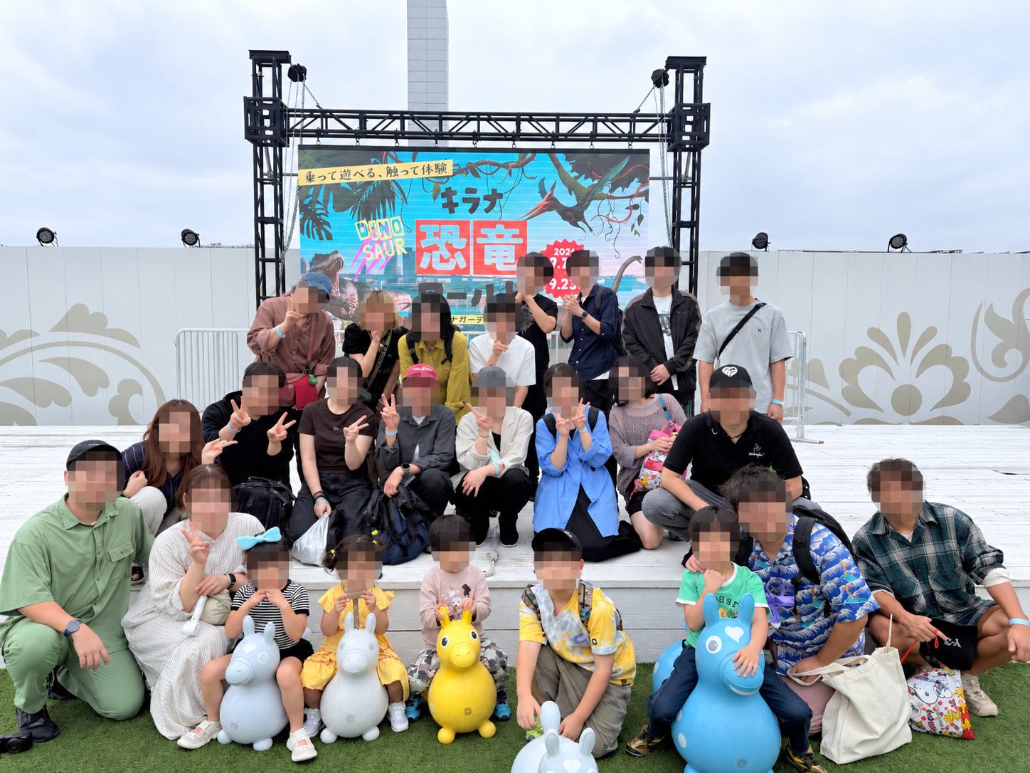 画像:集合写真(ご家族のプライバシー保護のため顔に加工を施しています)全国から集まったメンバーとご家族と一緒に記念撮影!
